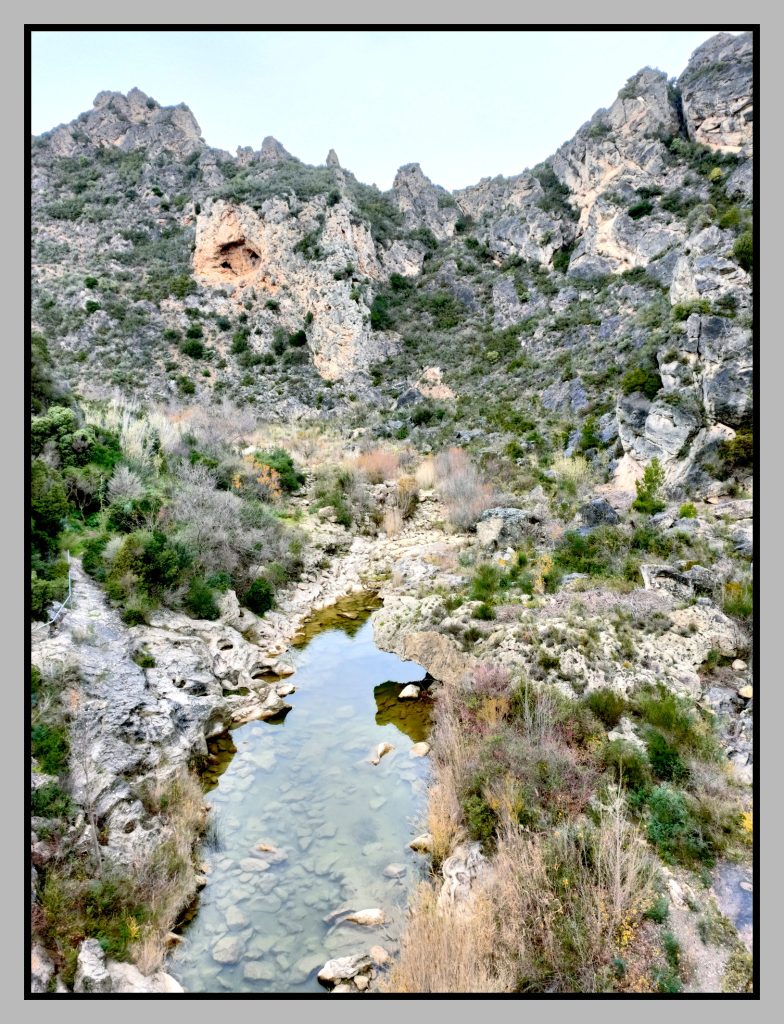 randovelo34.fr. Guernica. Paysage des Corbières.
