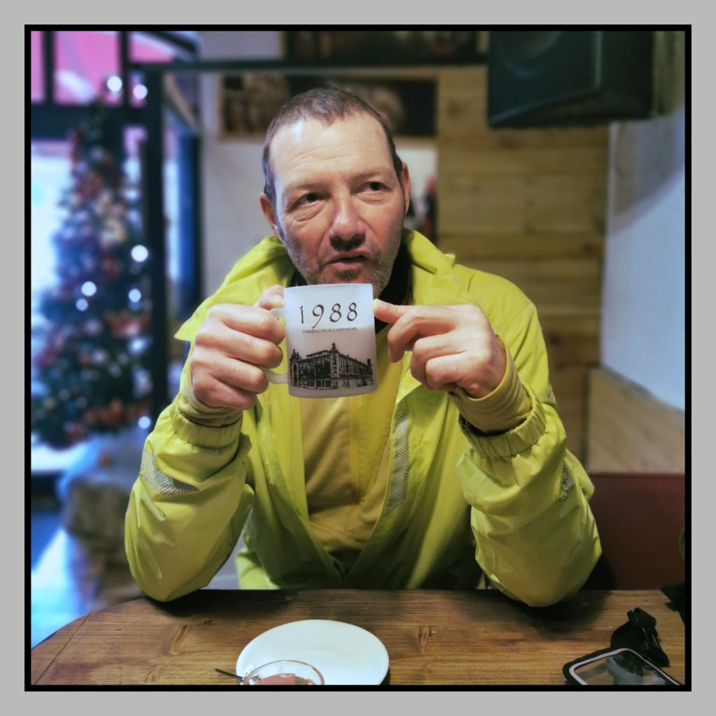 randovelo34.fr. Guernica. Pause café.