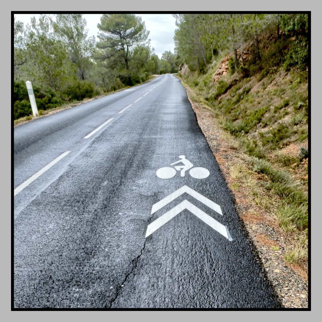 randovelo34.fr. Guernica. Piste cyclable minimaliste.