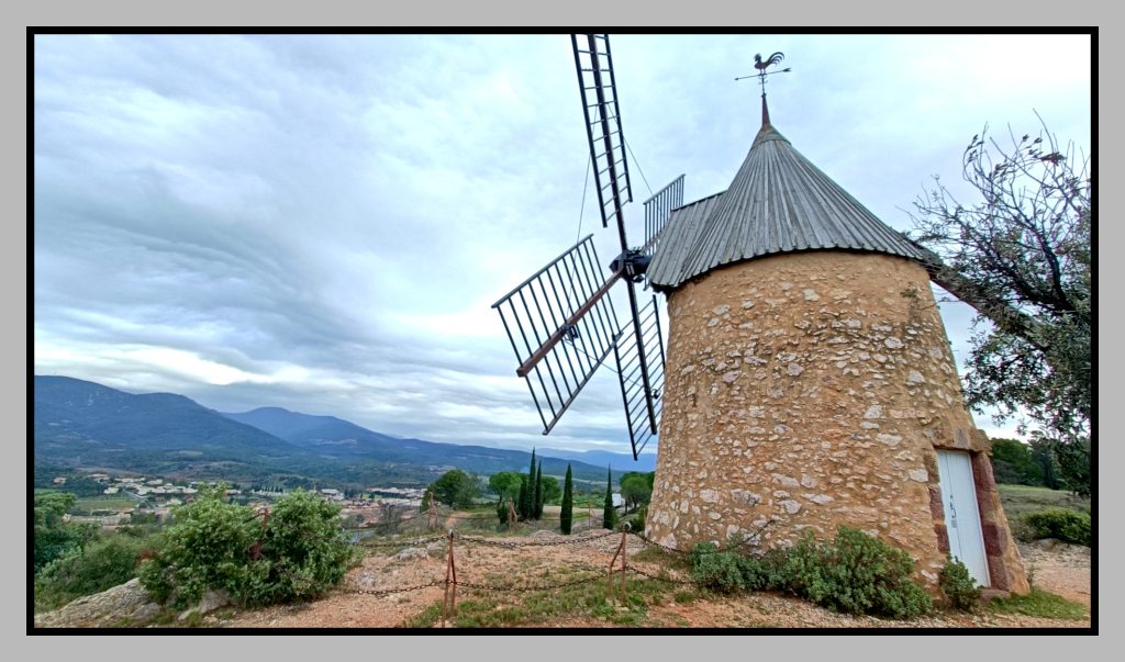 randovelo34.fr. Guernica. Le moulin de Saint-Chinian.